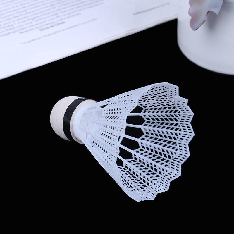 كرة الريشة البلاستيكية ، 12 ،  - مراجعة Badminton Nylon Shuttlecock وسعره